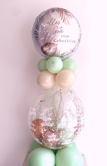 Folienballon zum Geburtstag auf einem Geschenkballon